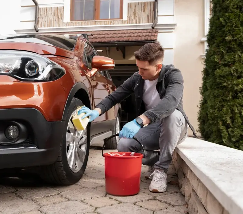 Lavage auto à domicile Sully-sur-Loire : professionnel intervenant sur un véhicule